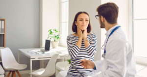 Amígdalas inchadas: o que pode ser e como tratar