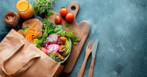 Alimentos saudáveis e não saudáveis: veja o que incluir e evitar no dia a dia